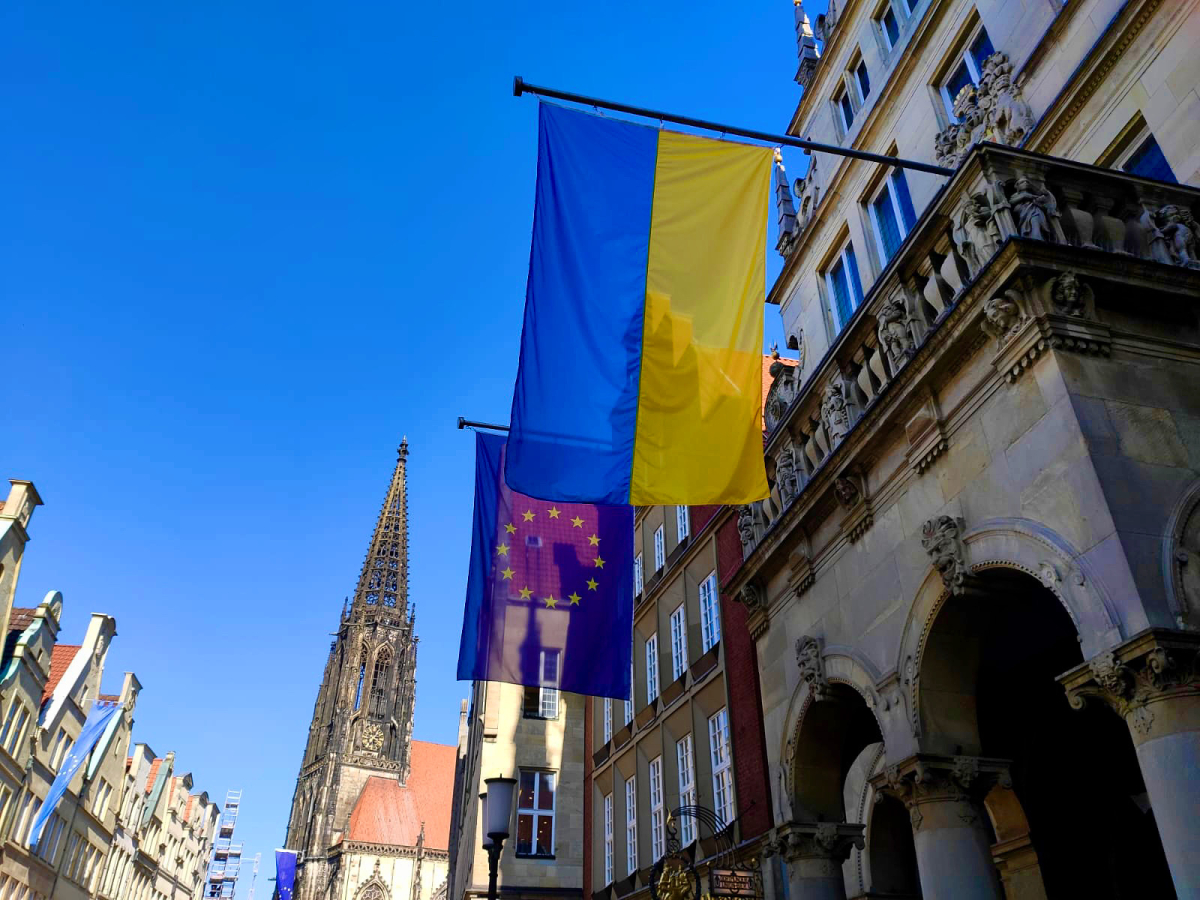 Rathaus Münster mit EU-Flagge und Ukraine-Flagge
